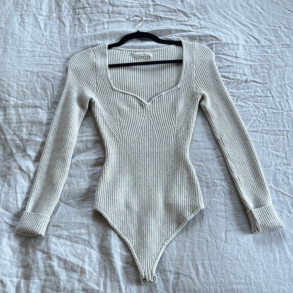 Abercrombie cream long-sleeve sweetheart sweater bodysuit, size small
